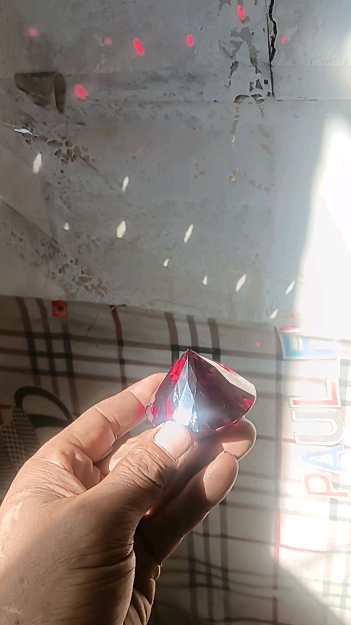 缅甸。鸽血红宝石。重360.6克。稀有珍品