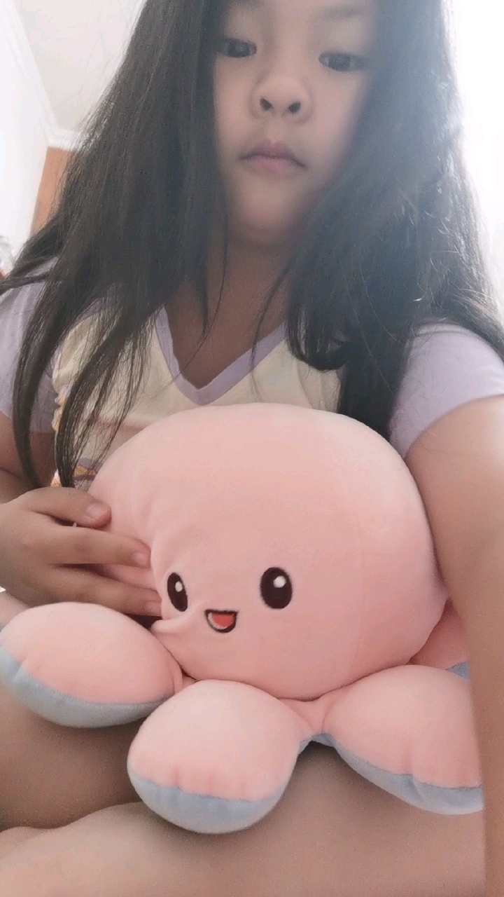 #抱着章鱼玩偶#