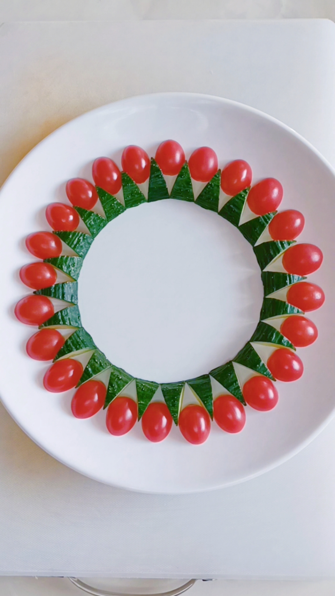 简单实用的黄瓜盘饰围边 #果蔬造型 #摆盘技巧 #创意盘饰