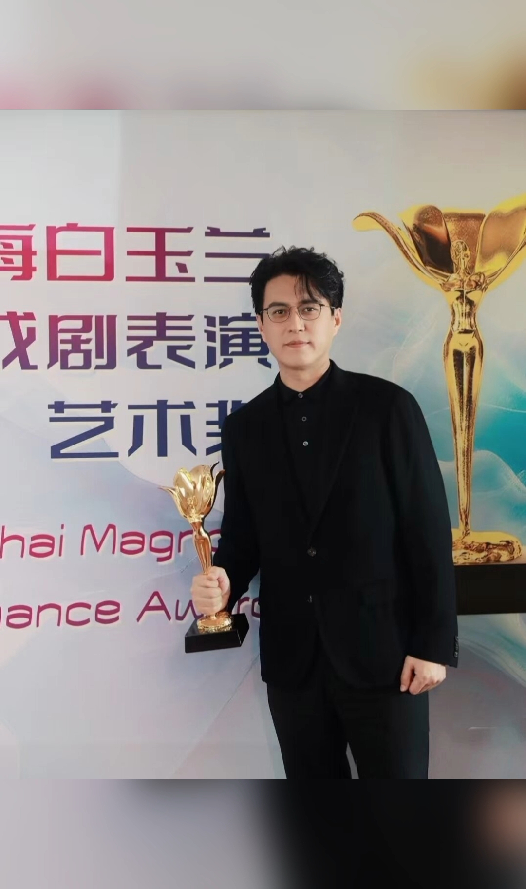靳东帅气留影(图片资料来自网络)