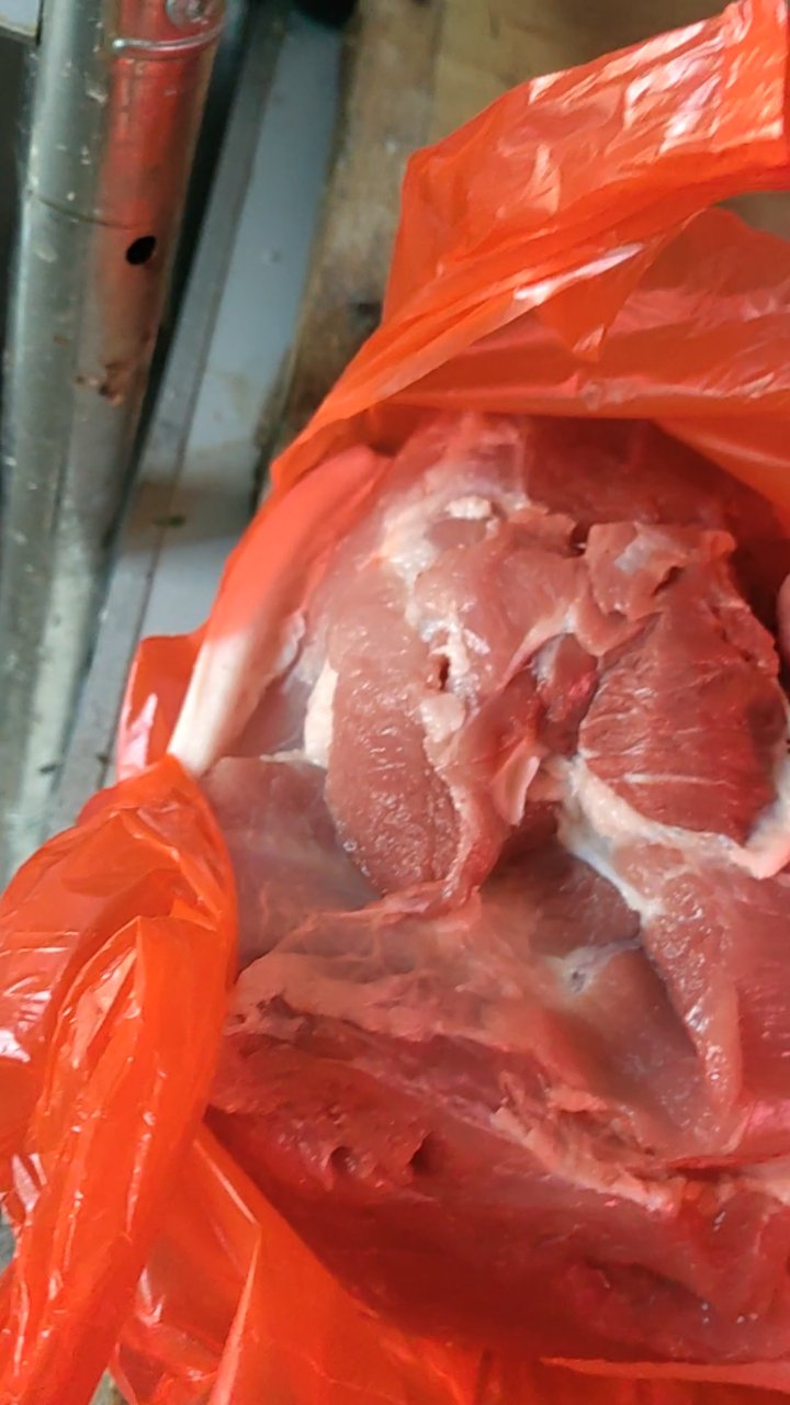 老爸早市抢购新鲜后腿肉