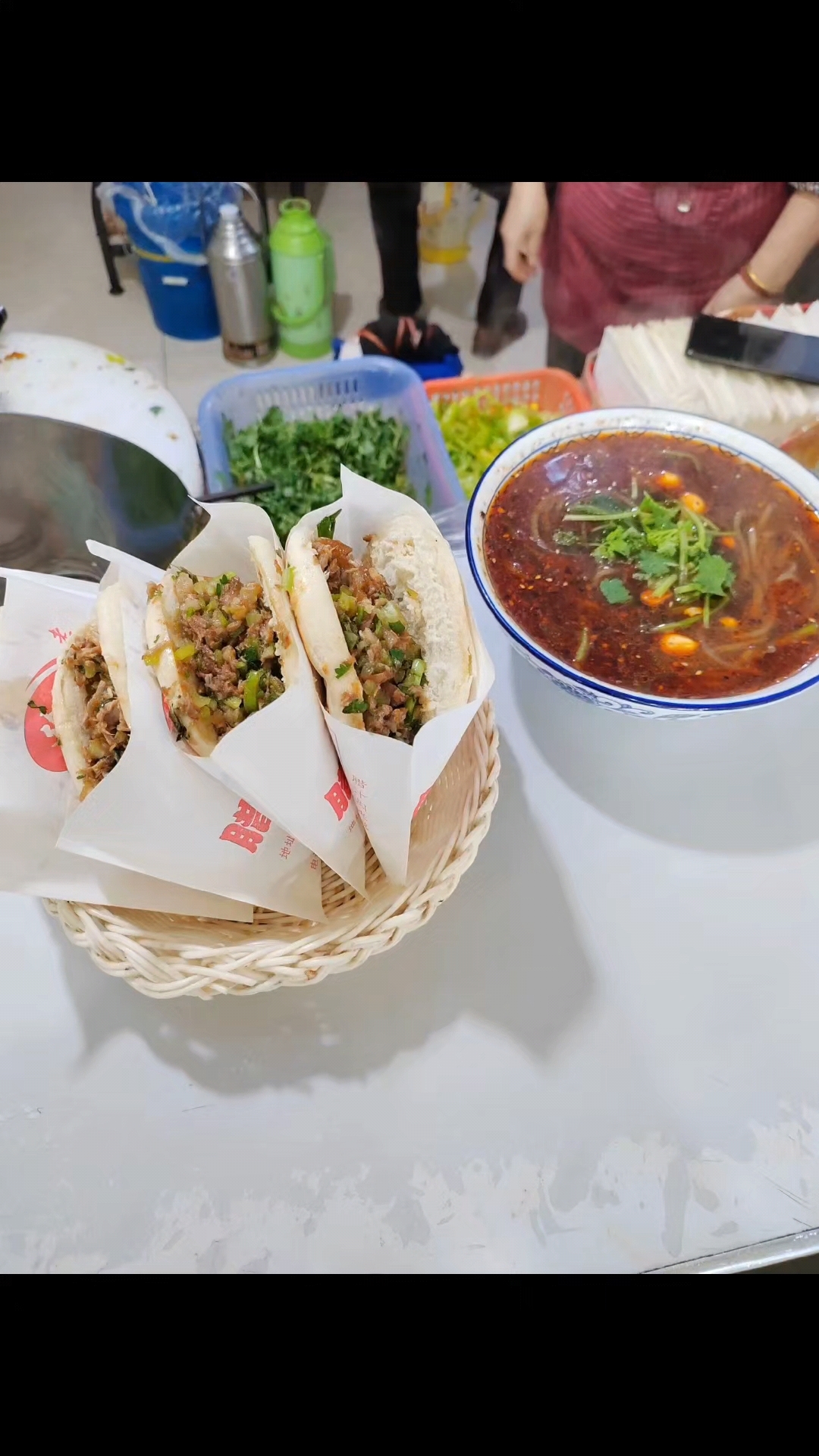 丰宁的徐记腊汁肉夹馍你们吃过吗?十七年老店,味道不错哦,