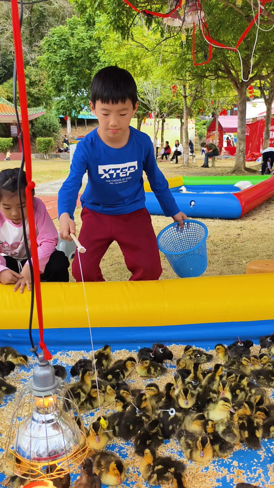 竟然有钓小鸡小鸭,喜提两只小黄鸭,小孩子的快乐就是这么简单!