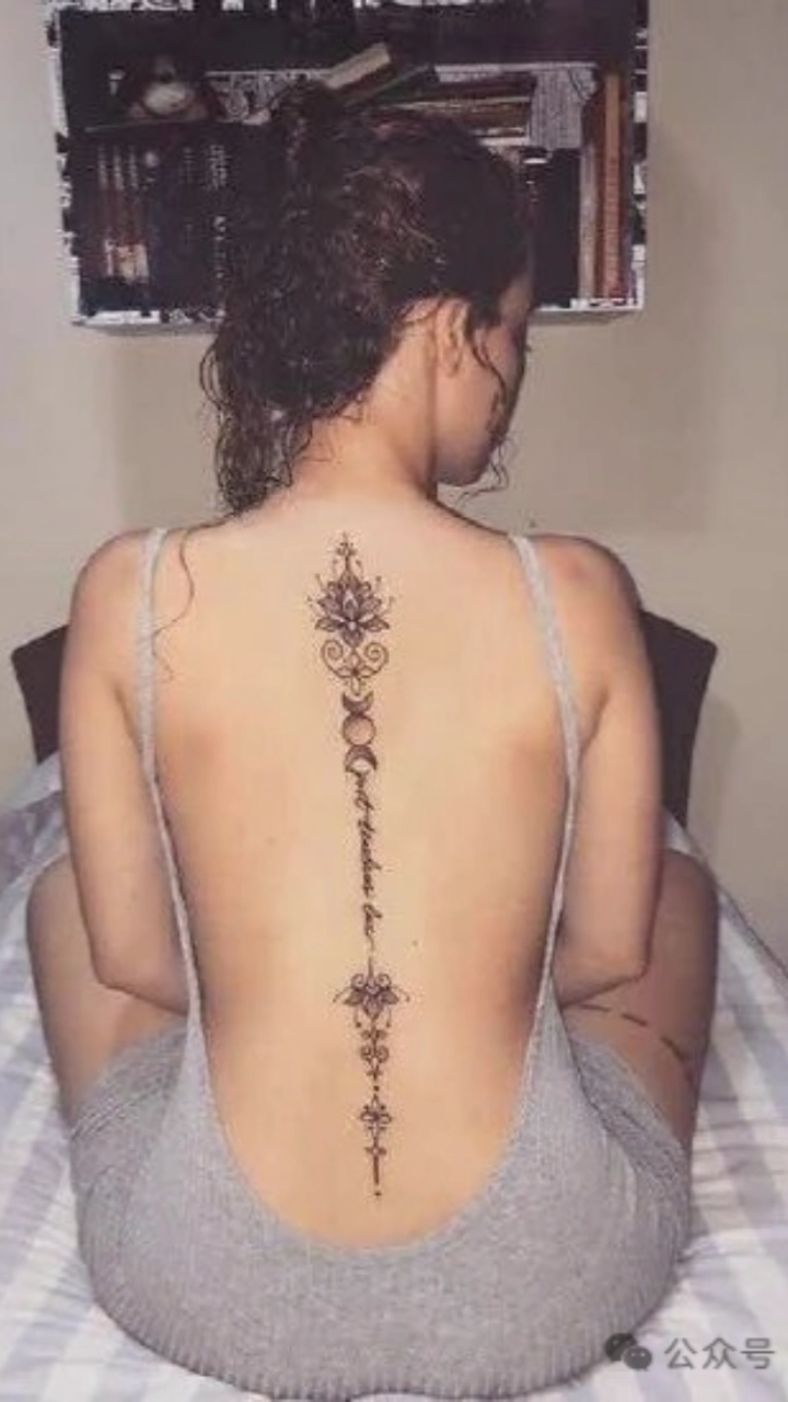 一组女生后背唯美的纹身图案欣赏
