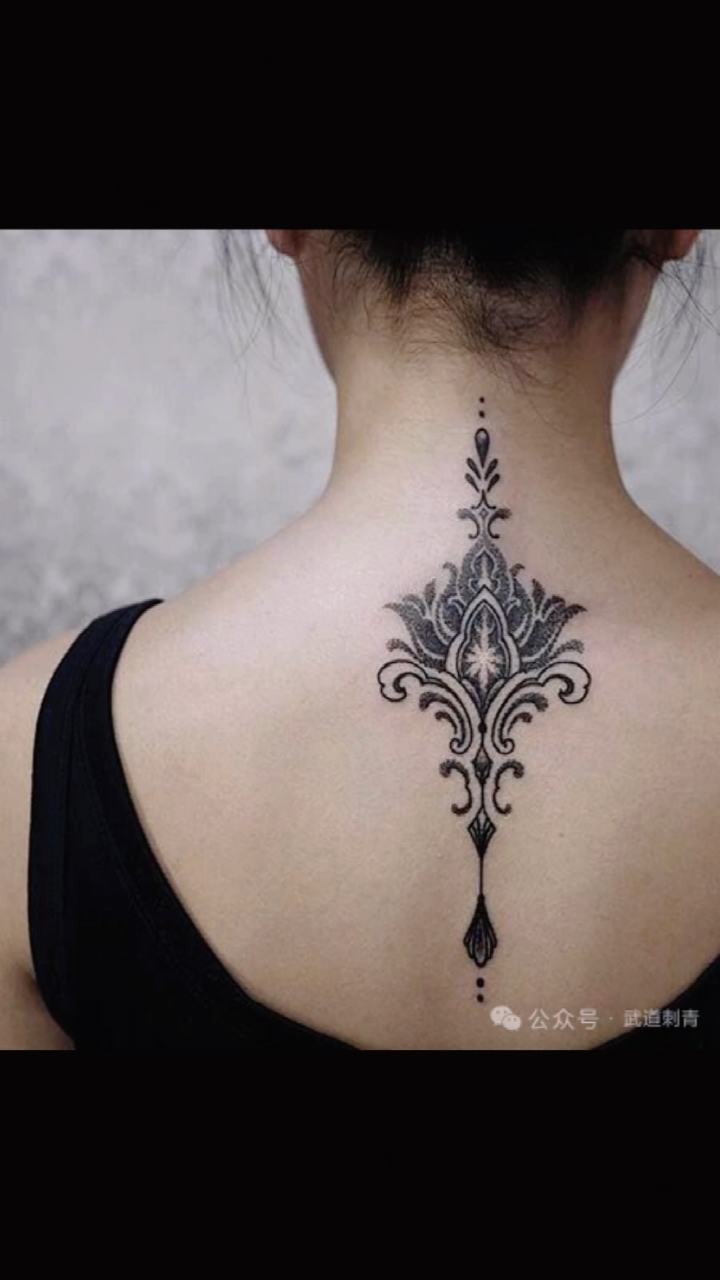 一组女性颈部精美的纹身图片分享