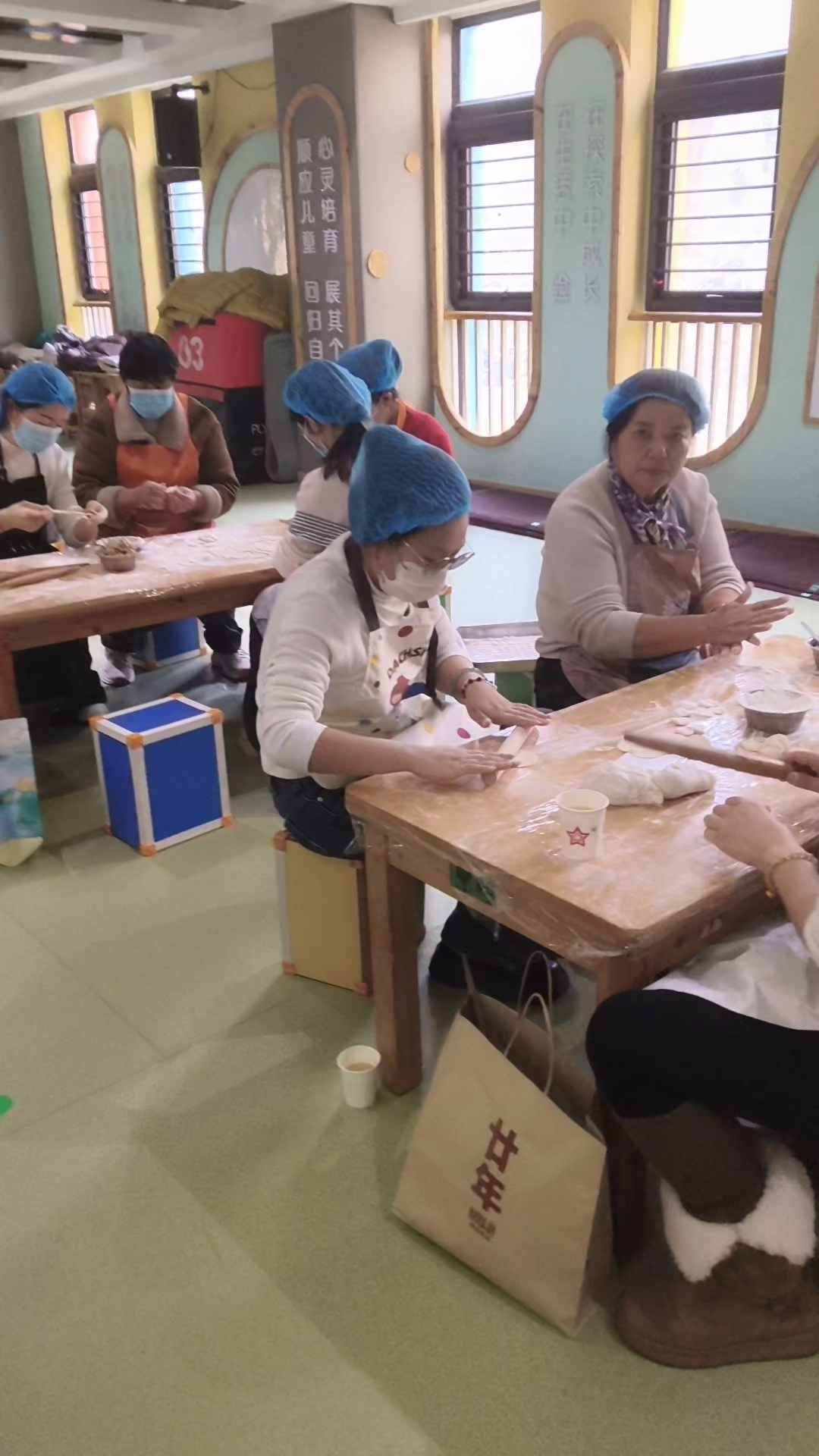 郑州金葵子语幼儿园举办快乐冬至迎新年包水饺活动欢声笑语好时光