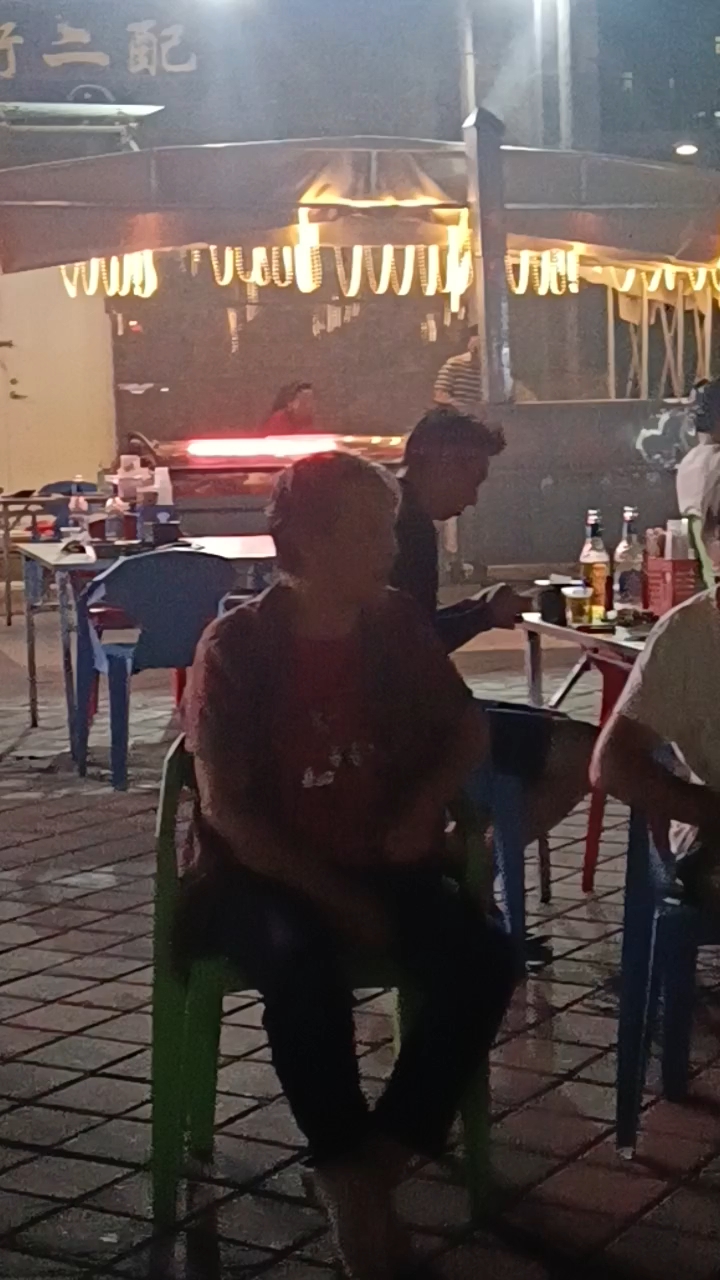 秋日郑州药厂街风味名吃夜宵烧烤羊肉串,喝啤酒吃美食秋夜味更爽