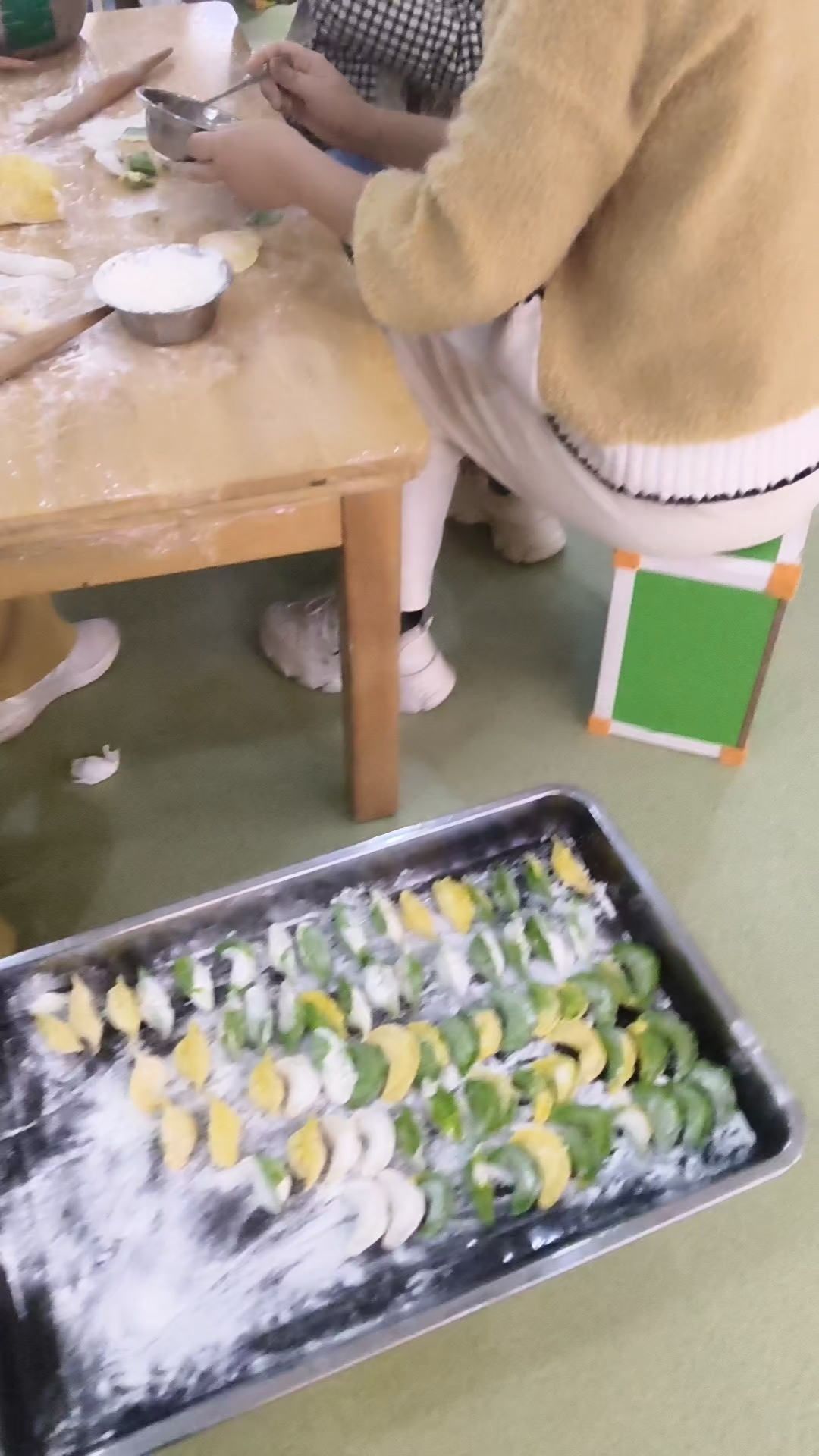 郑州金葵子语幼儿园举办夕阳红包饺子过冬至活动欢声笑语快乐时光