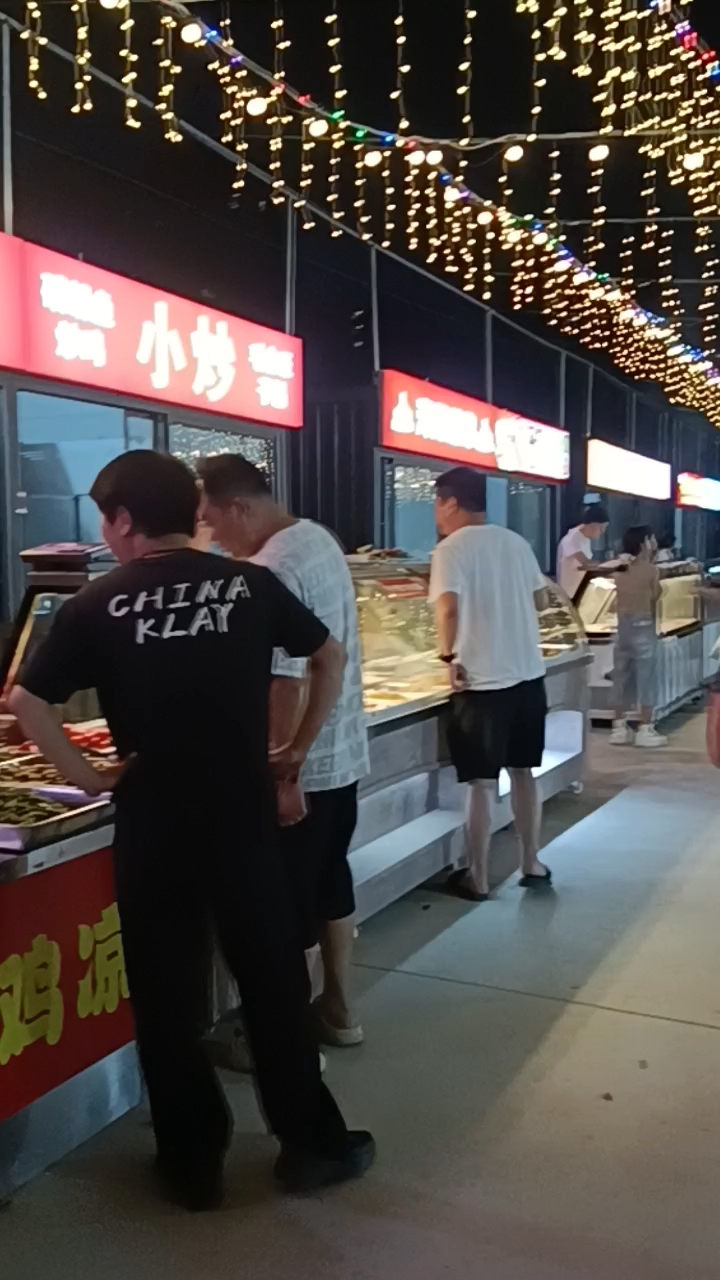 郑州本地药厂街大食堂夜市美食一条街鲜味香,吃美味喝啤酒鲜味爽