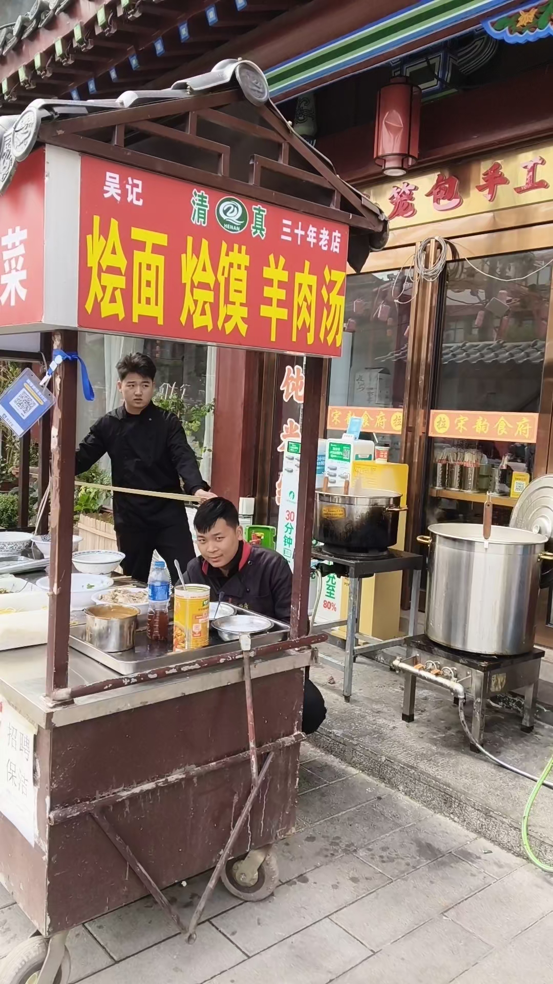 秋游开封菊花节,宋城御街赏名吃美味,游名胜吃美食菊花韵味飘香