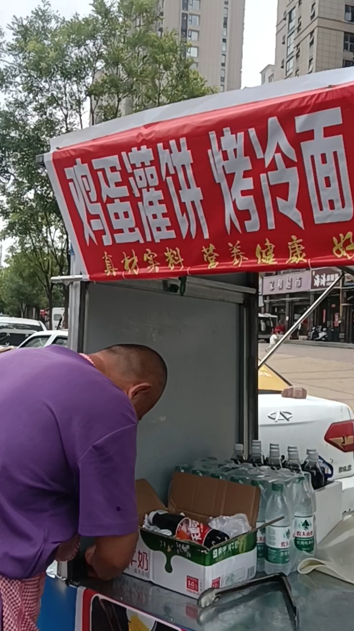 郑州药厂街风味小吃鸡蛋灌饼烤冷面夏日方便快捷营养健康养生美食