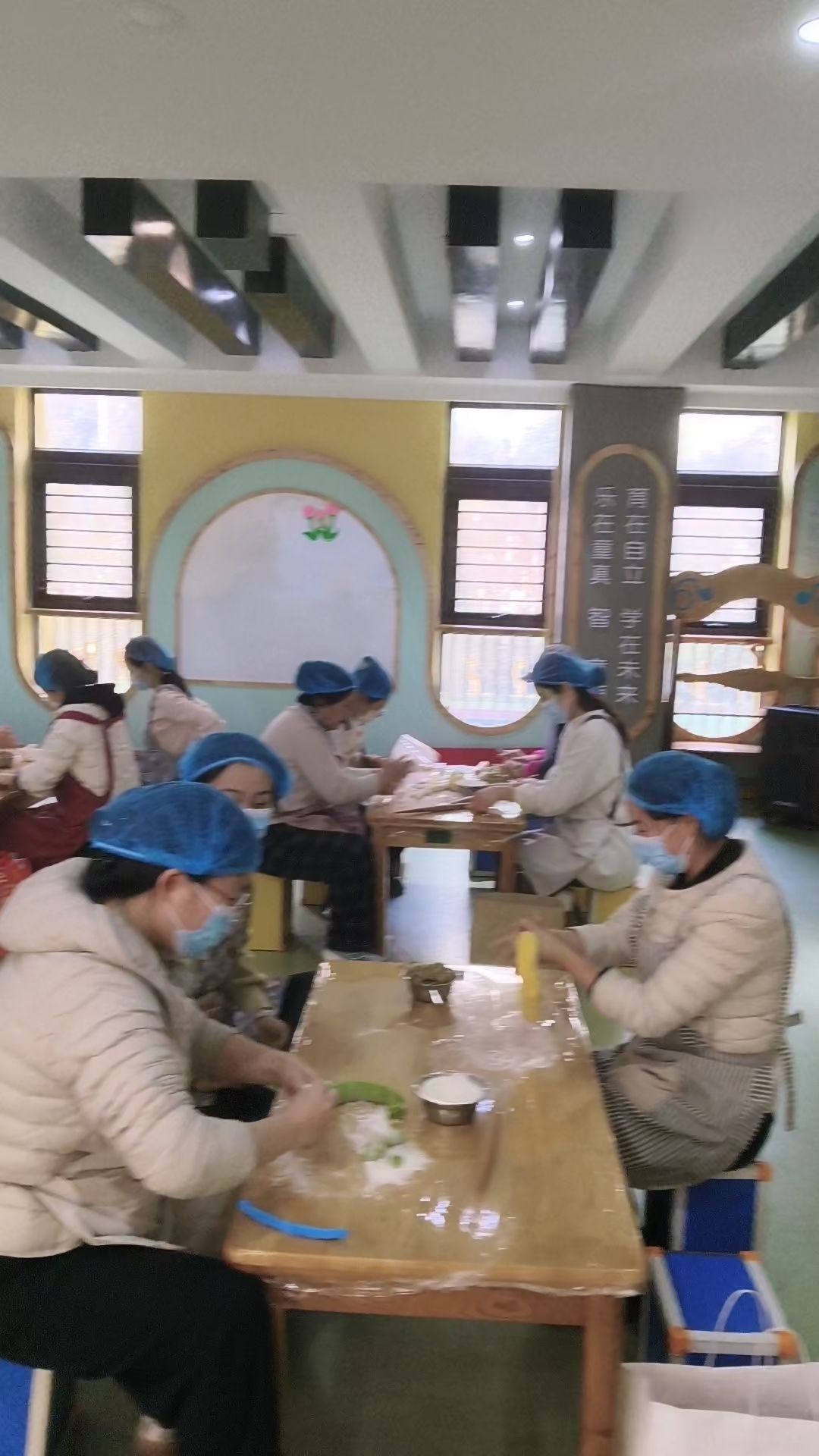 郑州金葵子语幼儿园举办过冬至迎新年包饺子活动,夕阳红欢聚一堂