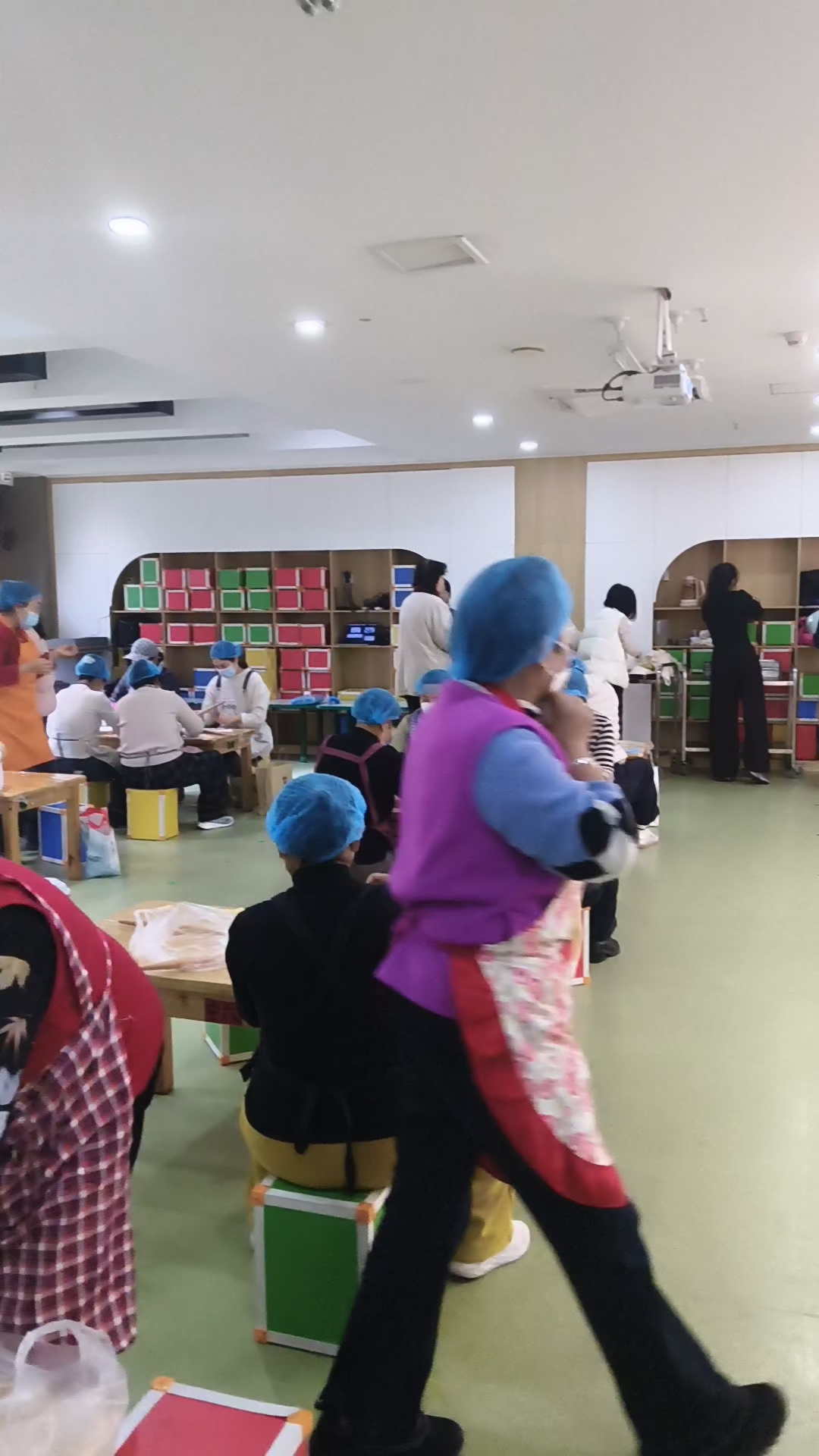 郑州金葵子语幼儿园举办包饺子过冬至活动,夕阳红欢声笑语庆冬至