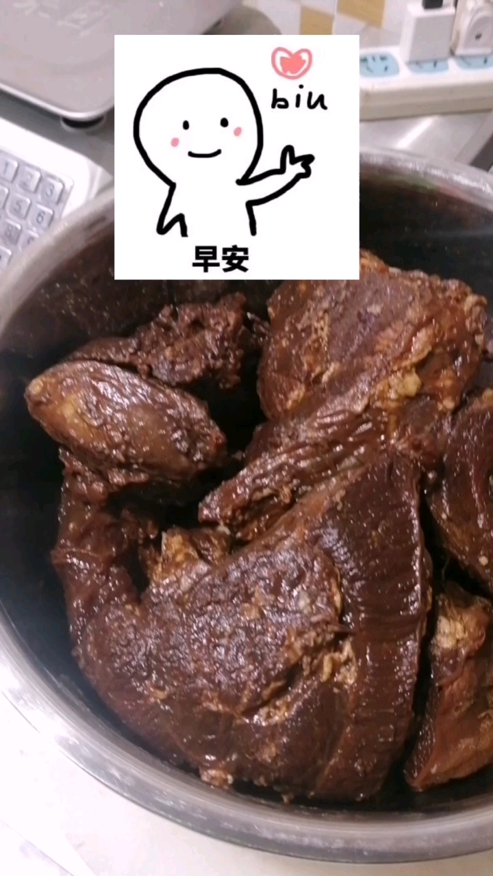 好吃的酱牛肉出锅了,用的都是新鲜的牛腱子肉,想吃的看过来吧