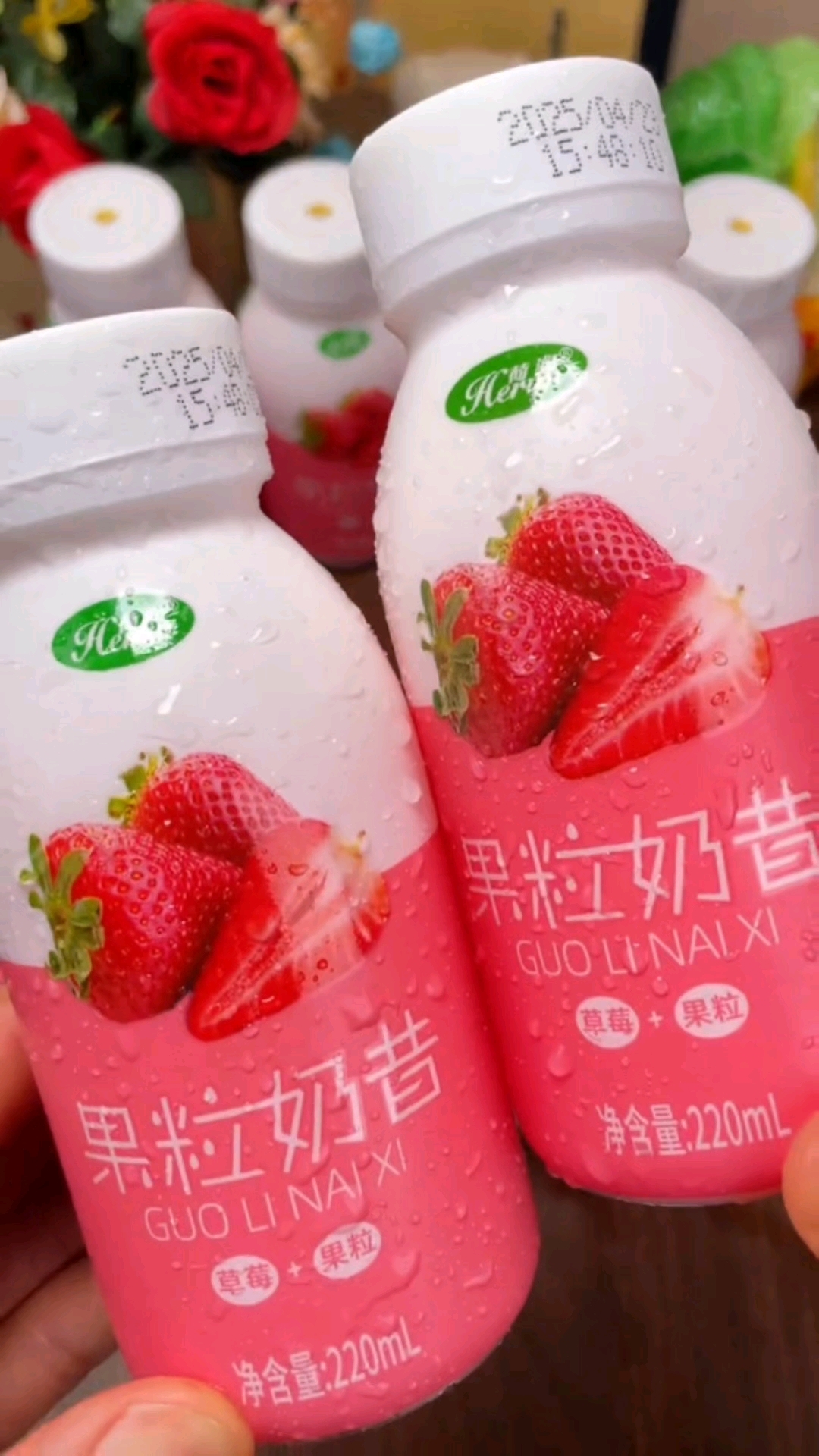 满满草莓果粒撞进丝滑奶昔,酸甜暴击,一口沦陷!