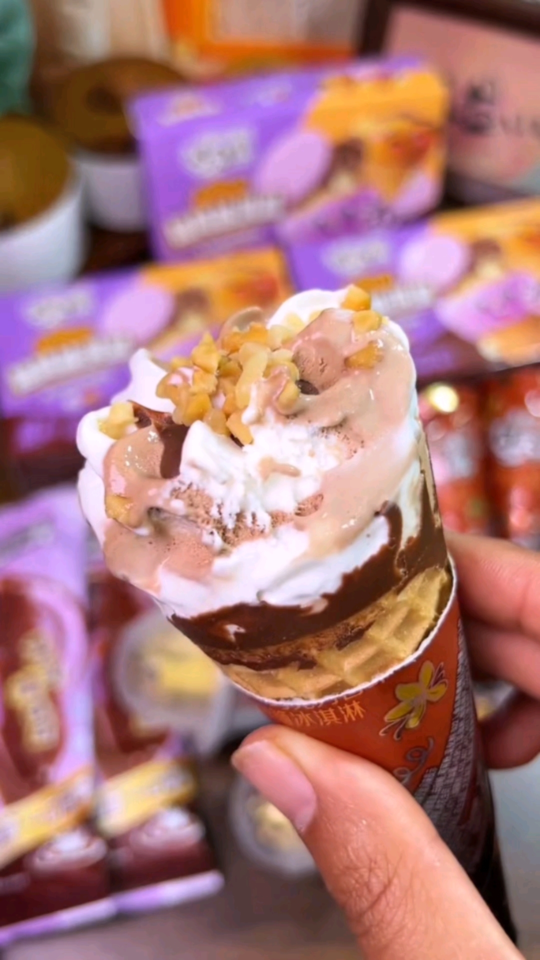 伊利脆筒全家福来袭！一口脆响，多味狂欢，甜蜜暴击味蕾！