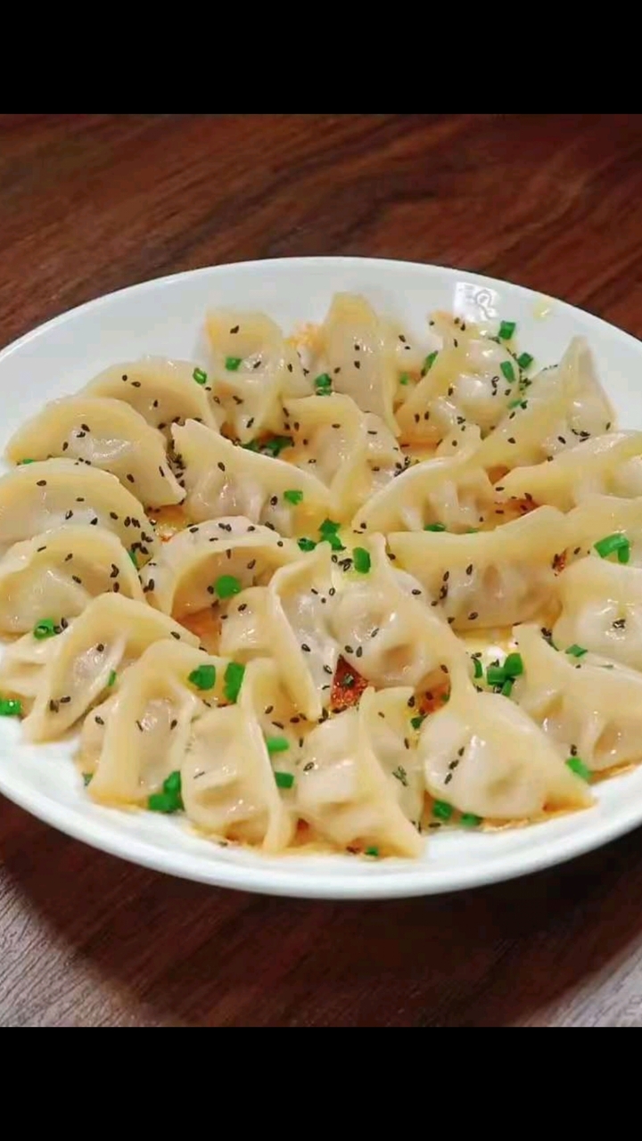 饺子别总是煮着吃了,像我这样做成冰花煎饺酥酥脆脆的太好吃!