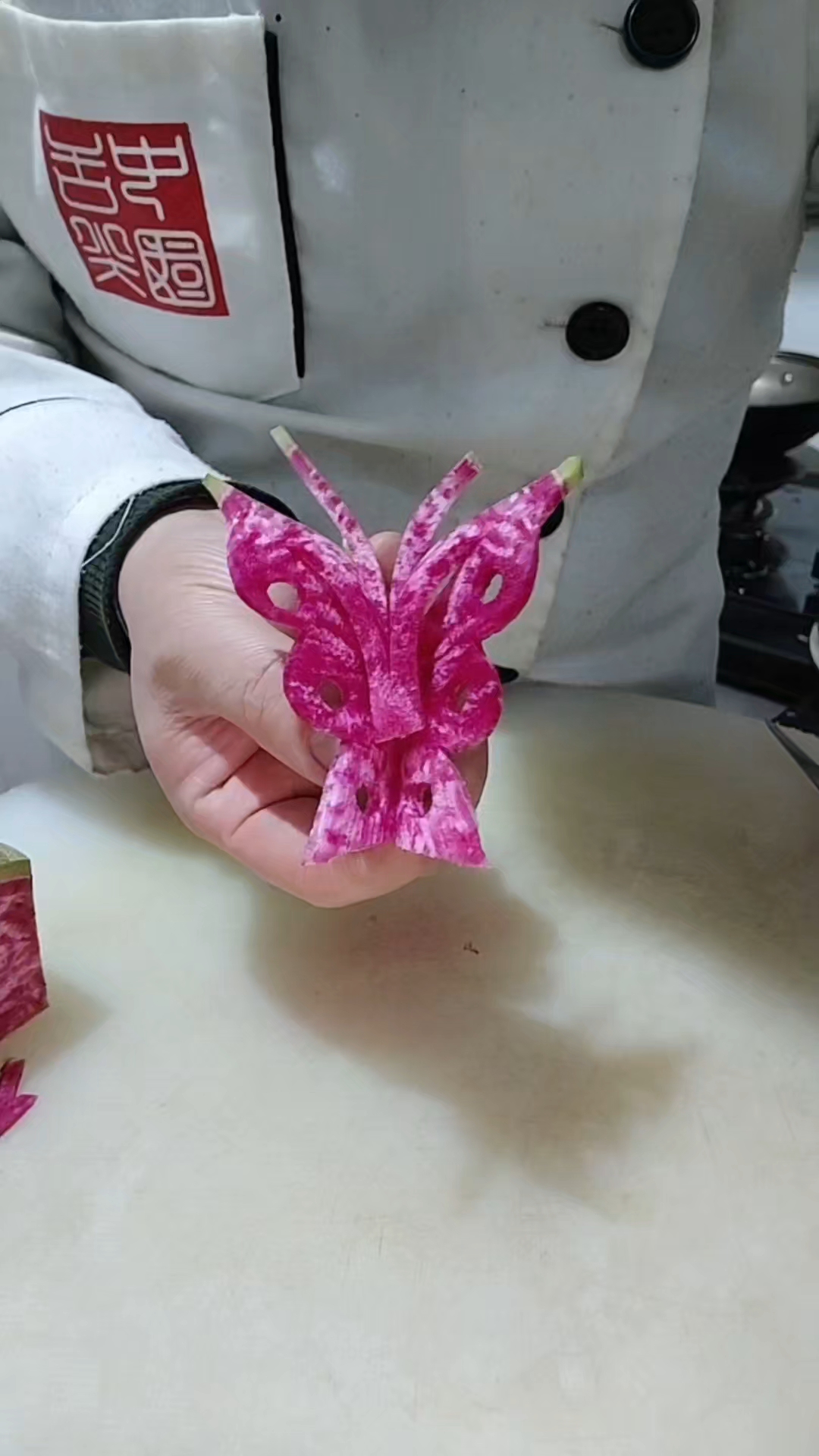 酒店花蝴蝶这样做简单易学装饰菜肴更有面子。