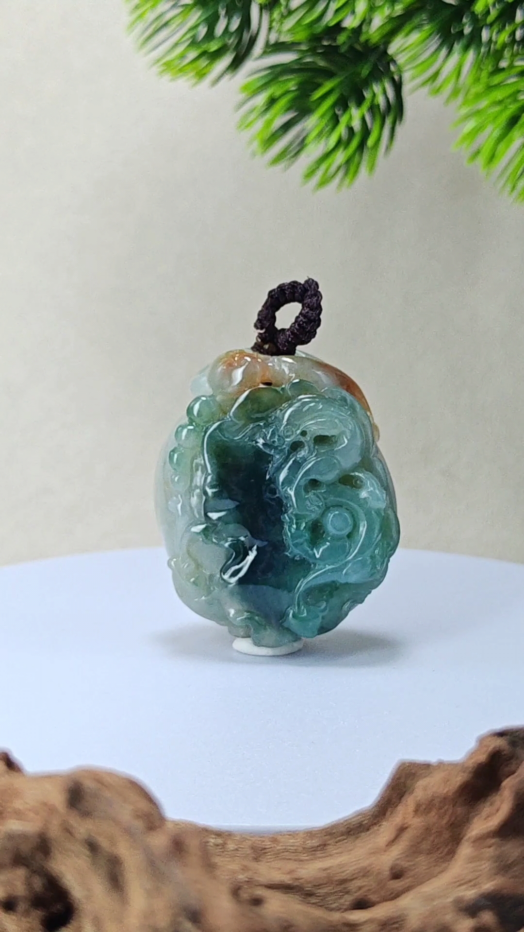 翡翠寿桃吊坠莲叶龙鱼寓意象征