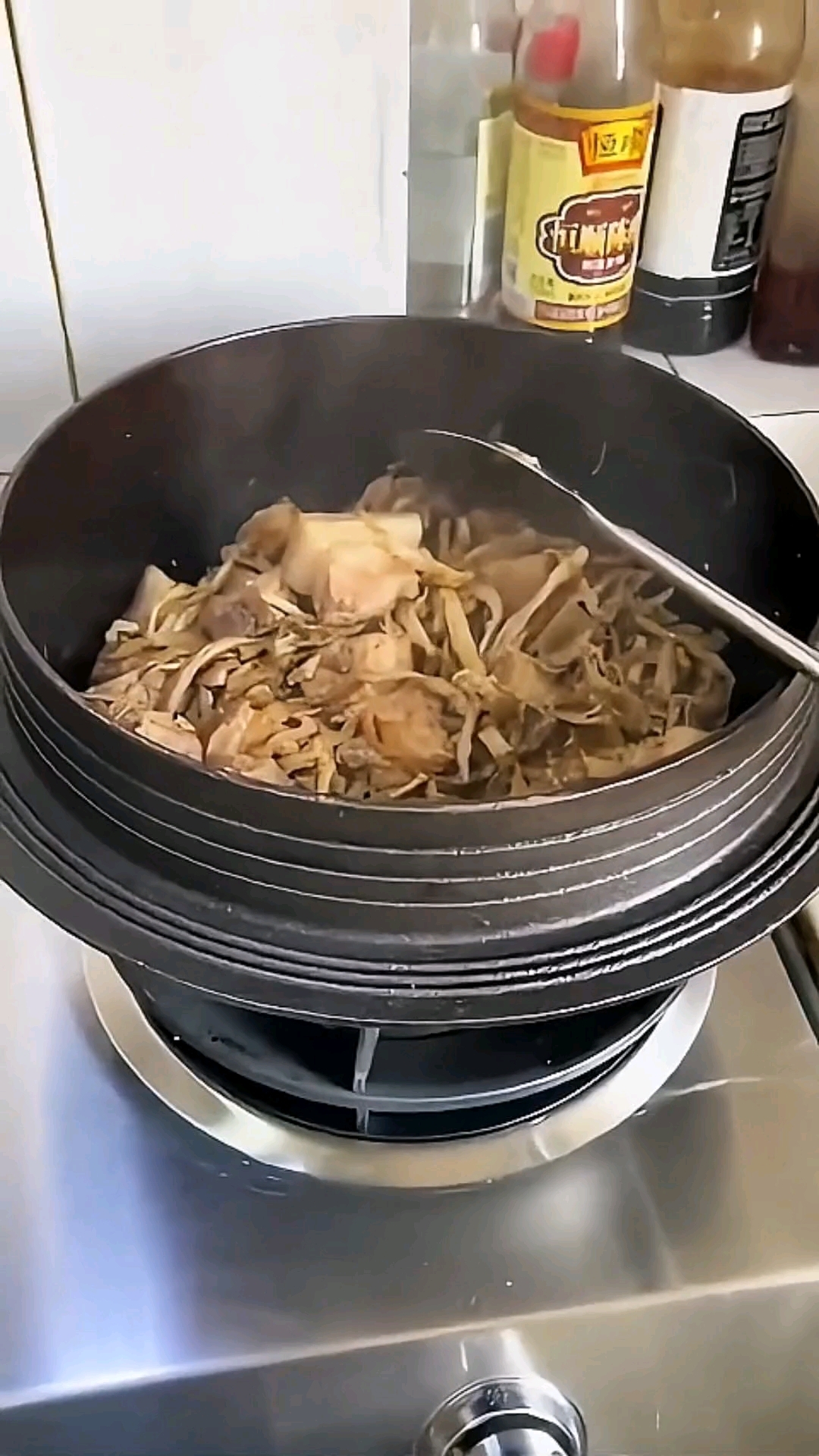 冬天适合吃铁锅炖,敬辉的这口锅炖肉快又香