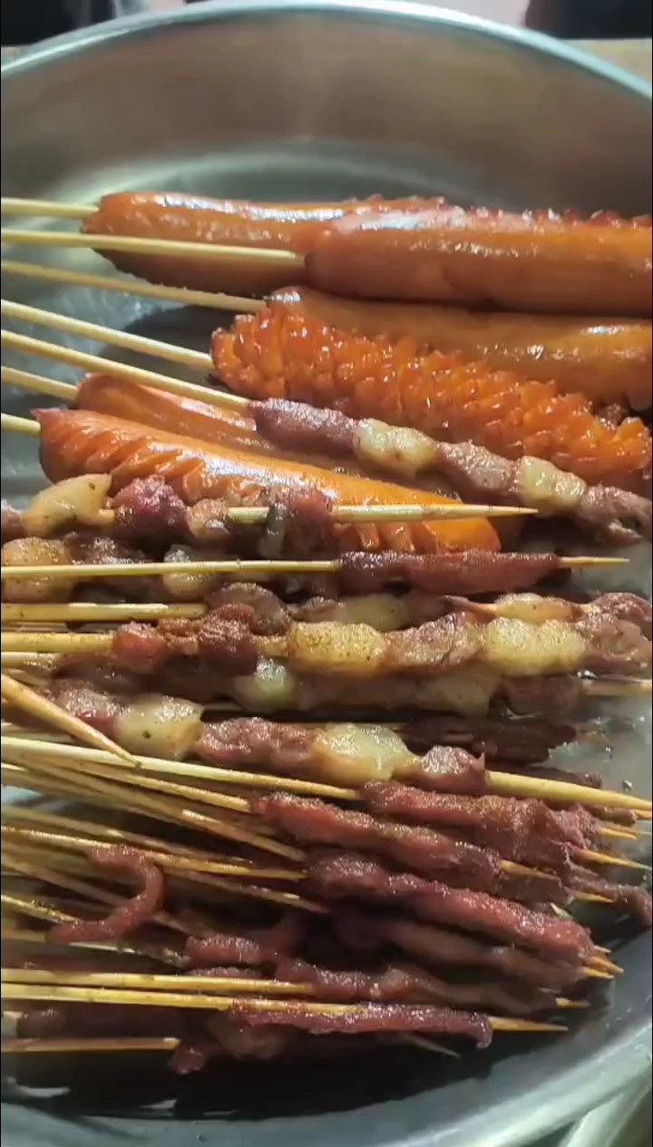 今天炸羊肉串,还有炸鸡翅,吃饭了,姐妹们