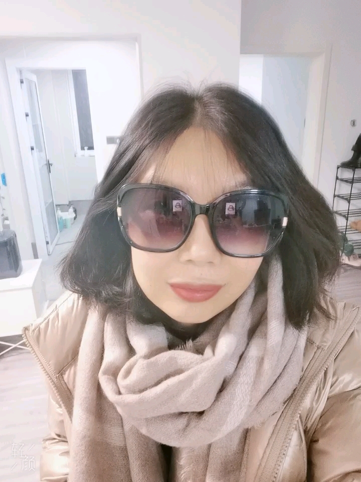 鲨鱼裤+短款羽绒服,是这效果吗