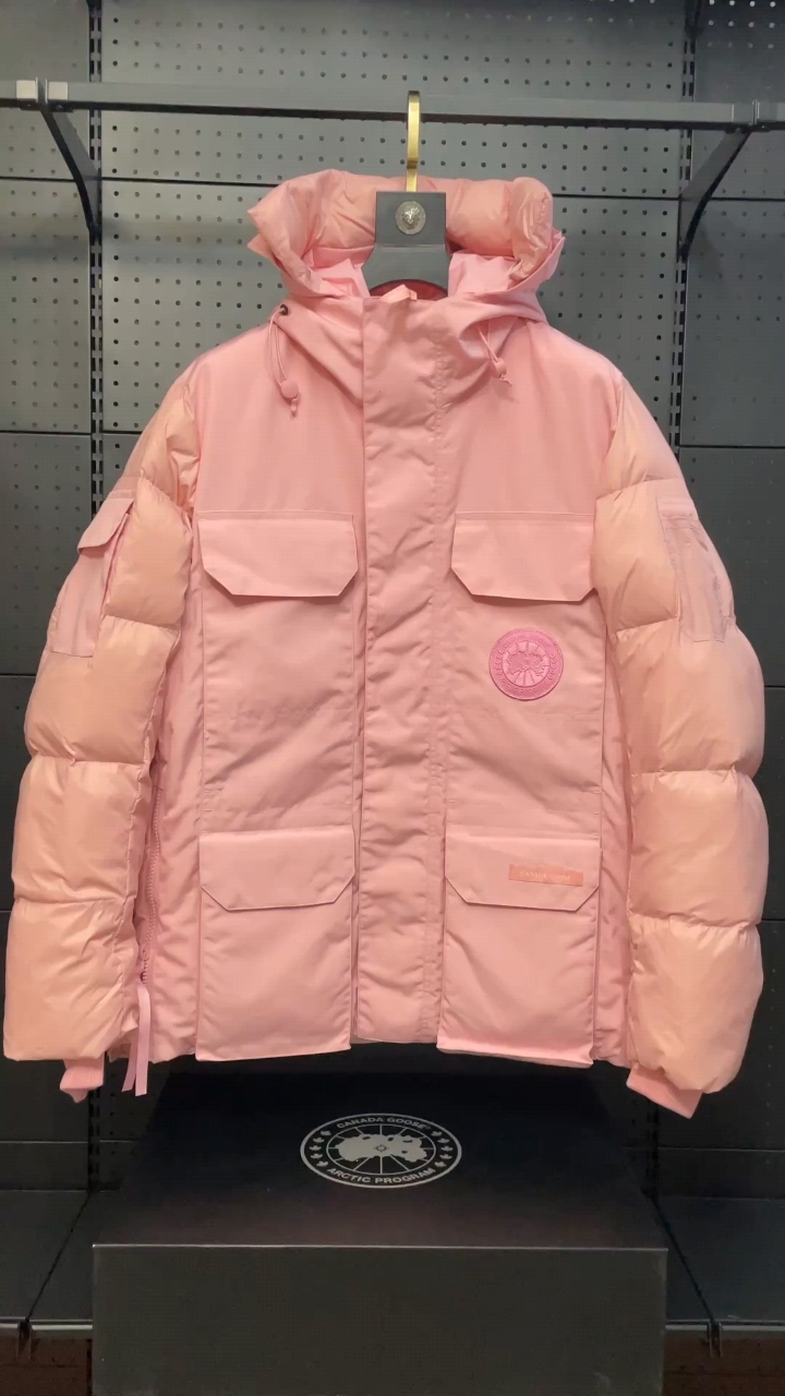 粉色加拿大鹅羽绒服外套,这色系也太好看了吧