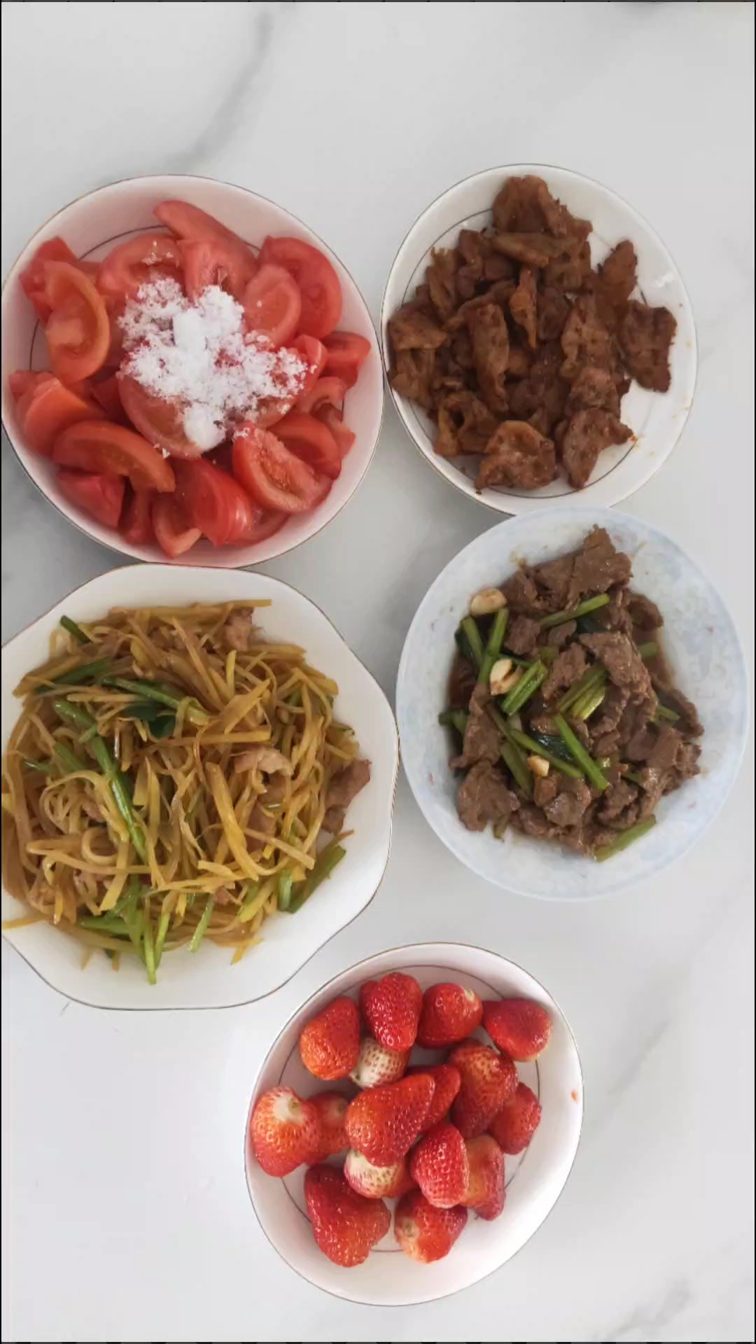 今日美食分享:芹菜牛肉,芹菜土豆丝,香煎里脊肉,西红柿拌白糖