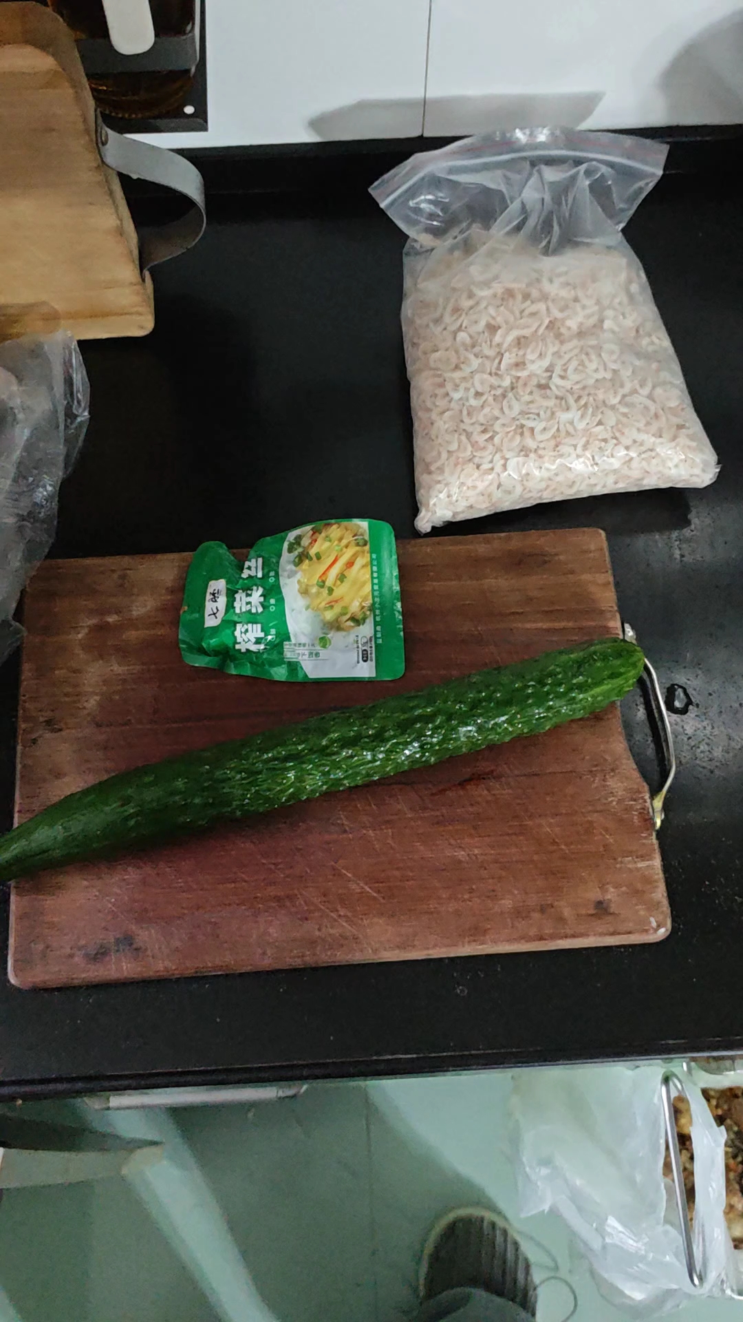 家庭制作黄瓜虾皮榨菜汤