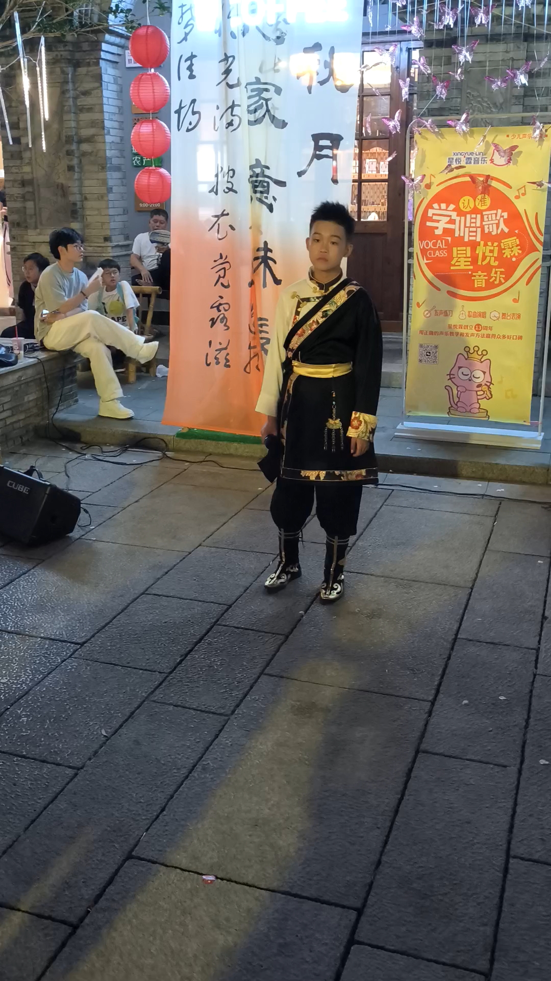 昨晚瑞安市忠义街星悦霖音乐会童声独唱《父亲的草原母亲的河》