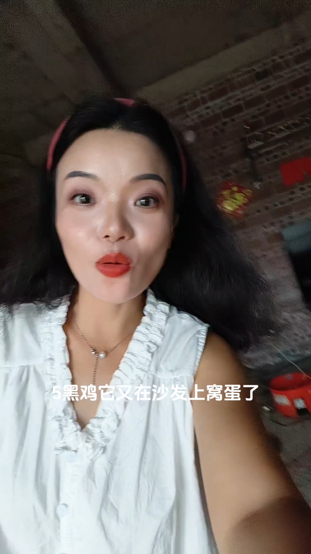 五黑鸡沙发上下蛋!每天一个鸡蛋,健康又有营养。我的乡村生活