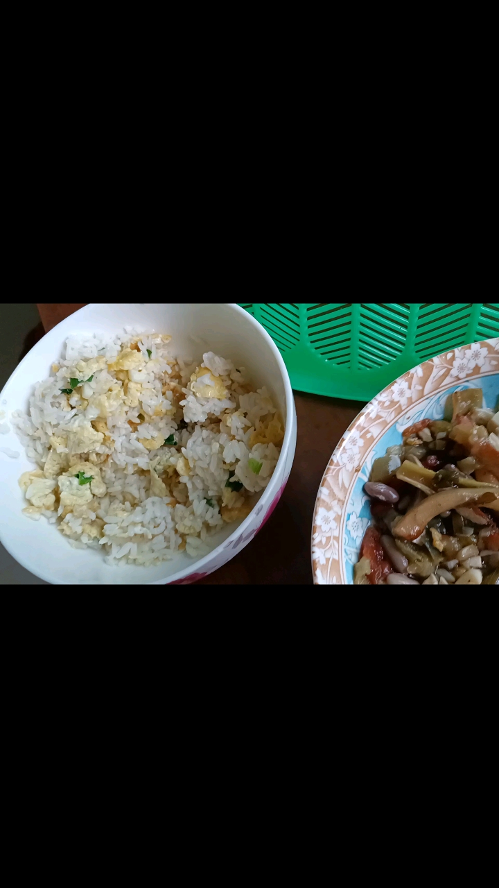 蛋炒饭。妈妈炒完的,后被我稍微加工了下。很久没吃了。赞。