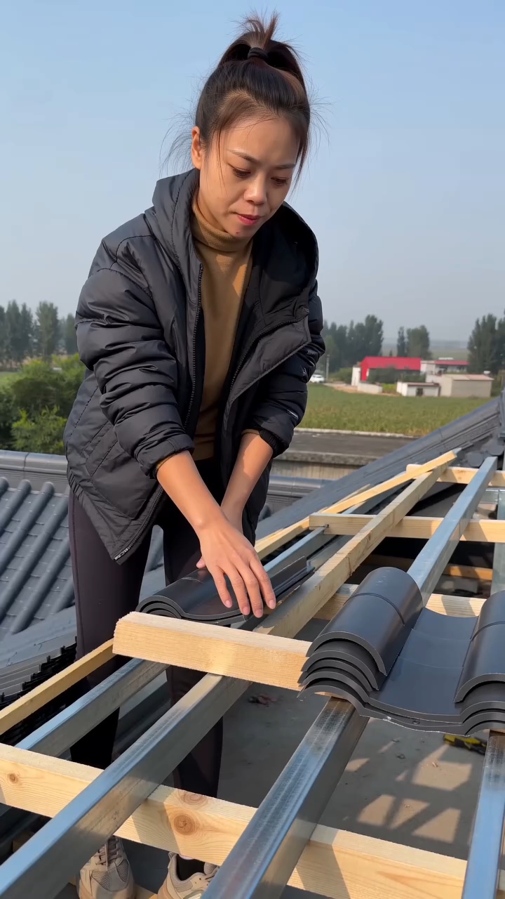 徽派一体瓦仿古屋顶瓦高分子一体瓦#瓦片安装现场# #乡村自建房# #走个面# #爷们娘们#