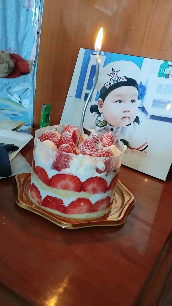 今天儿子10岁生日,出门前吃个蛋糕,就要开始一天的生日之旅了