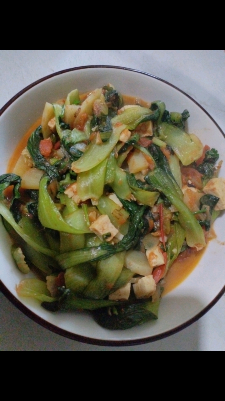 中午给儿子做了土豆片炒油菜,还放了西红柿和豆腐,儿子说很好吃