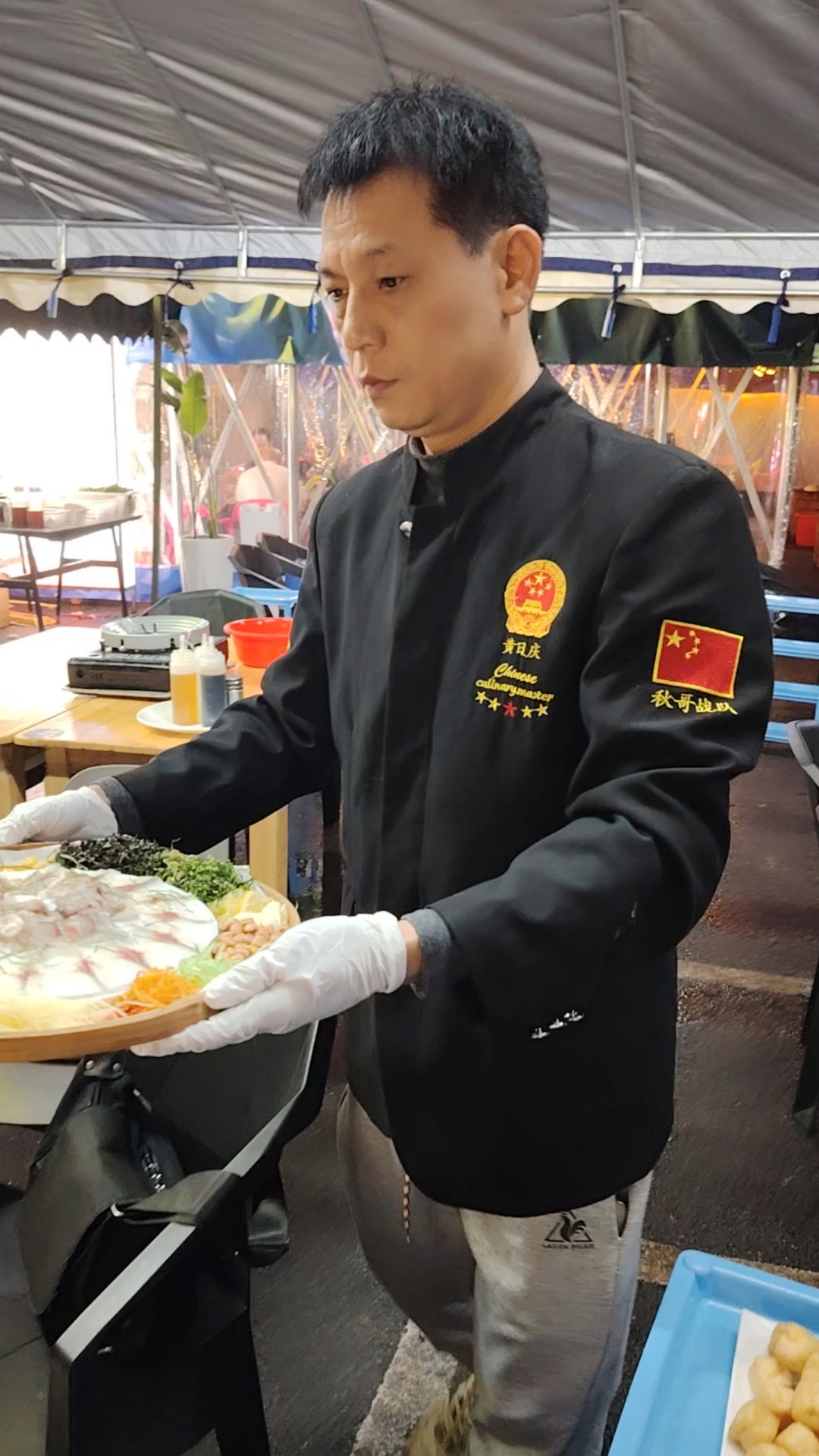 蹦蹦跳的赤眼做鱼生,用簸箕装上桌,爽口美味