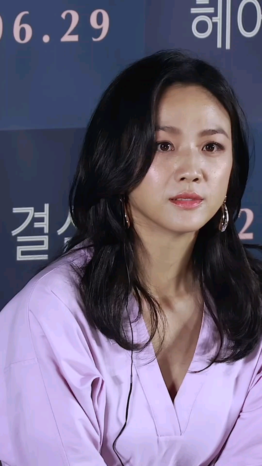 #汤唯 素颜妆亮相活动,高清镜头怼脸拍,这状态如何?