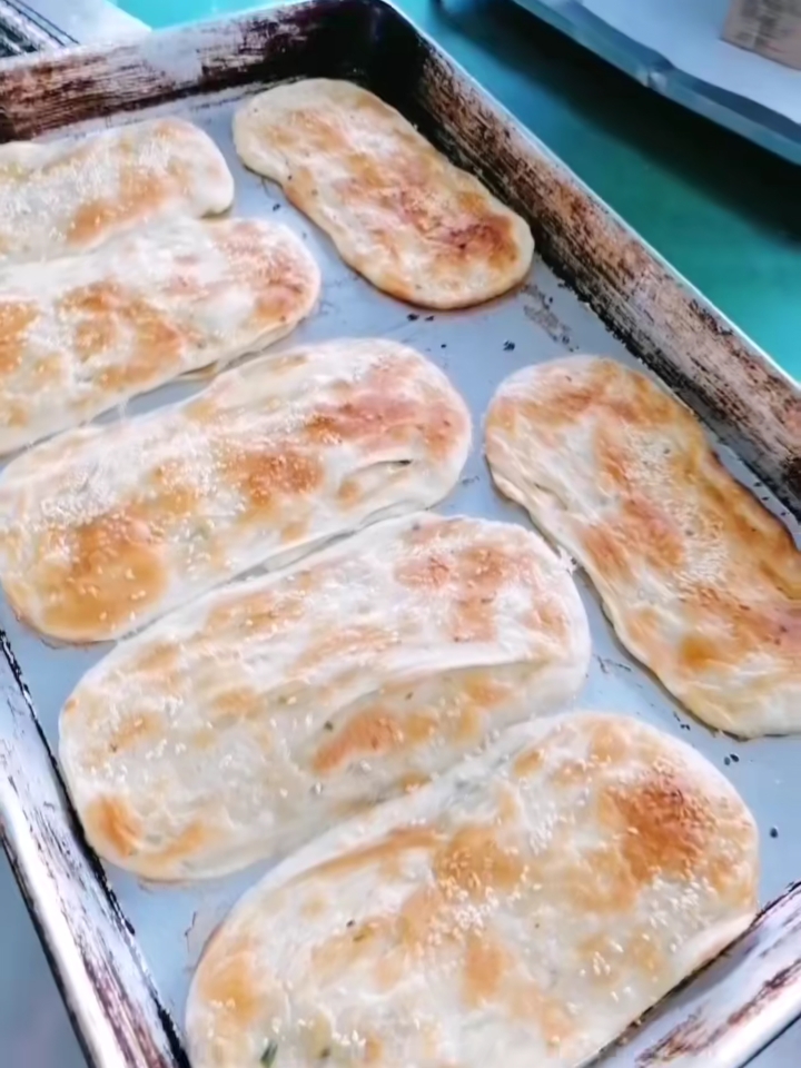 油酥烧饼,酥脆掉渣,层次分明,搭配淮南牛肉汤一绝