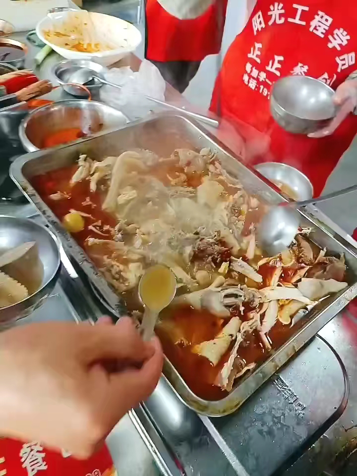 碳锅鸡,一款深受大众喜爱的美食,吃完可以烫菜,夜市,闹区