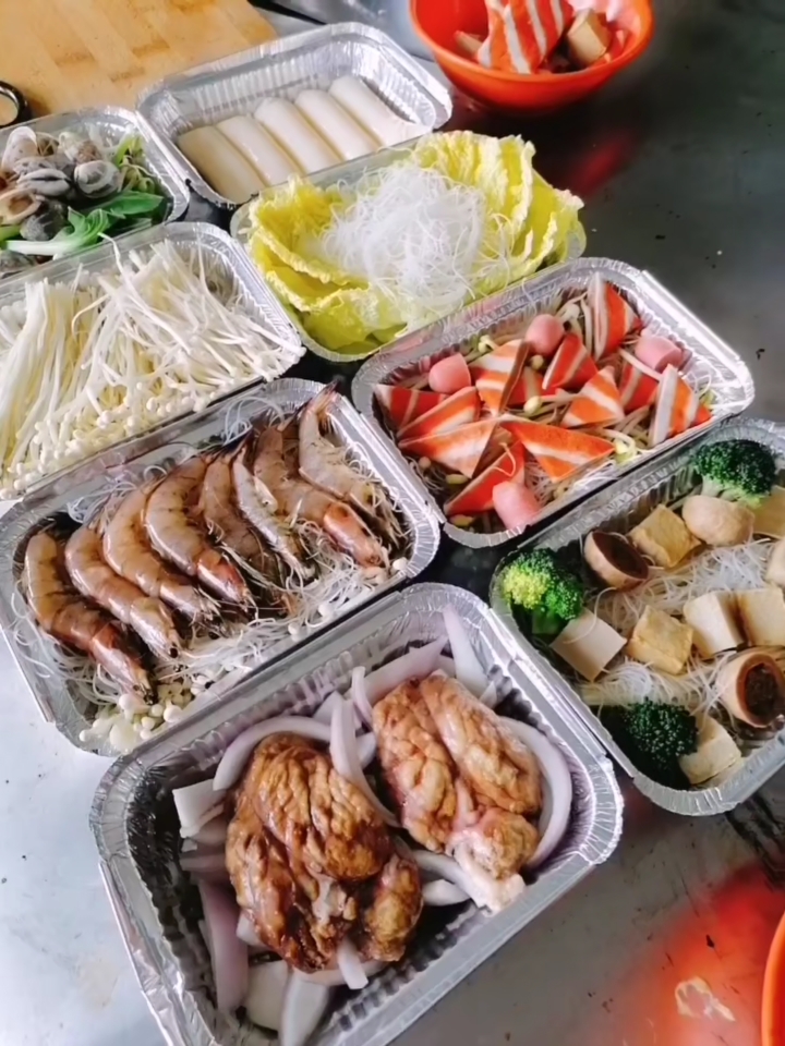 正正美食课程分享夜市小吃街最受欢迎的锡纸烧烤,品种多样式全