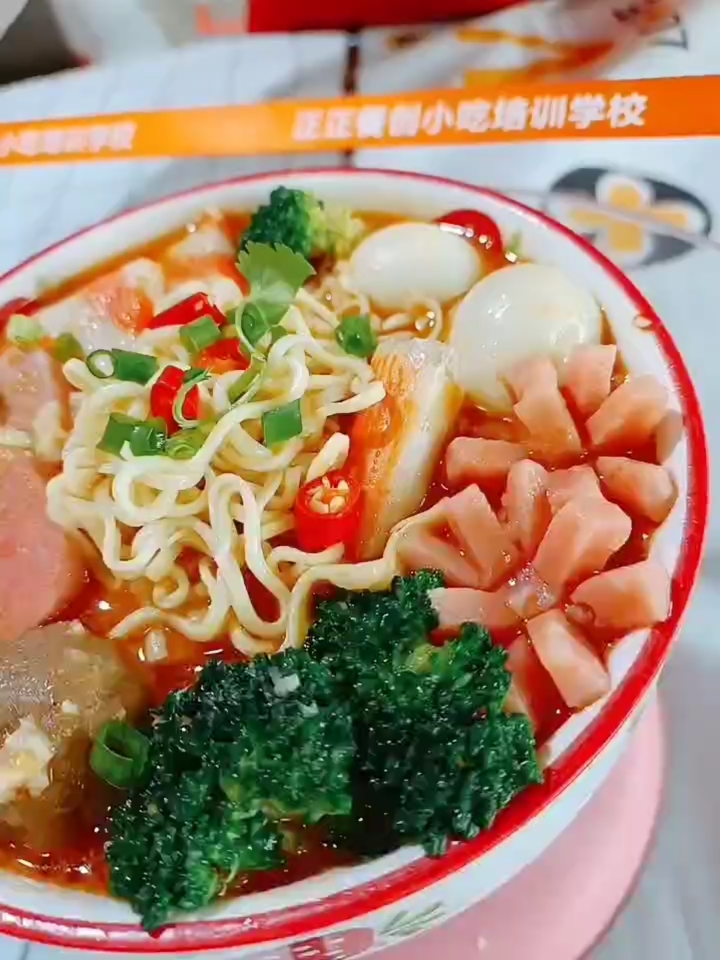 金汤麻辣烫,万物皆可烫,汤汁浓郁,营养丰富,纯大骨熬制