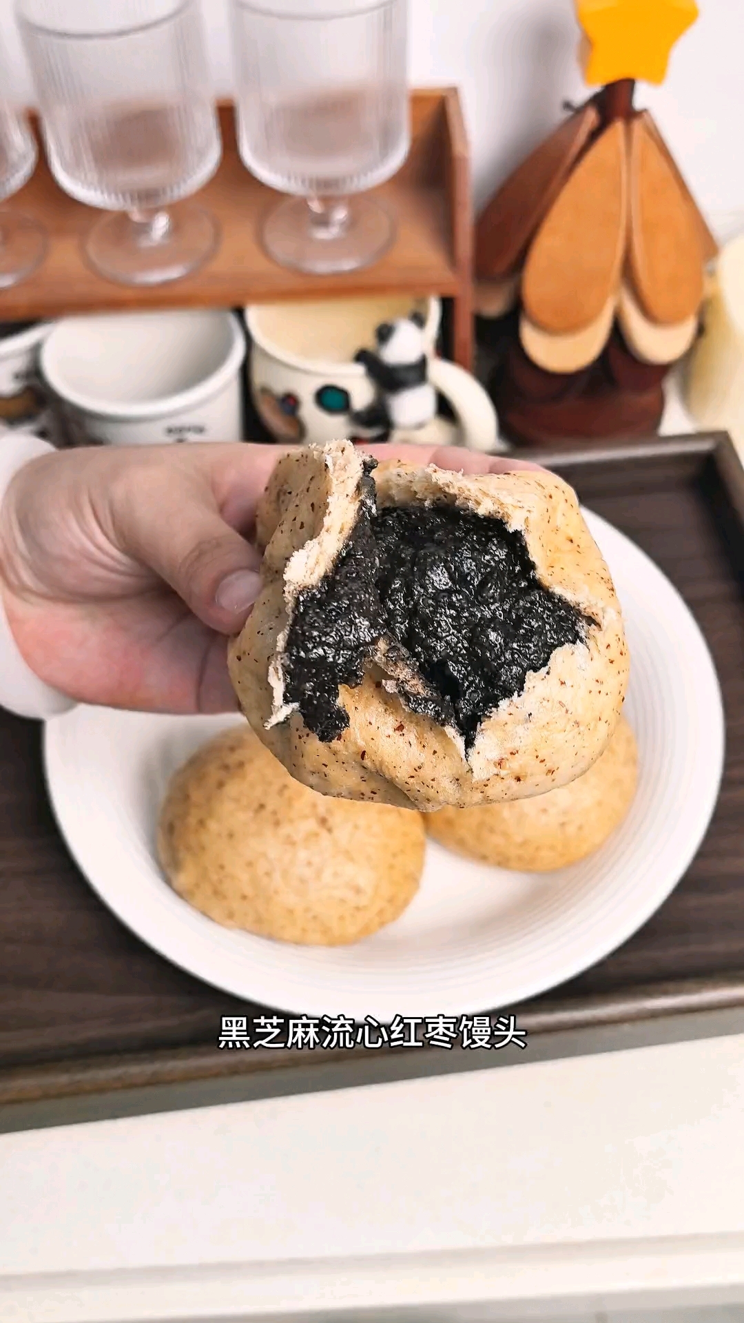 黑芝麻流心红枣馒头。有手就会超级好吃，软软糯糯。安排起来吧。