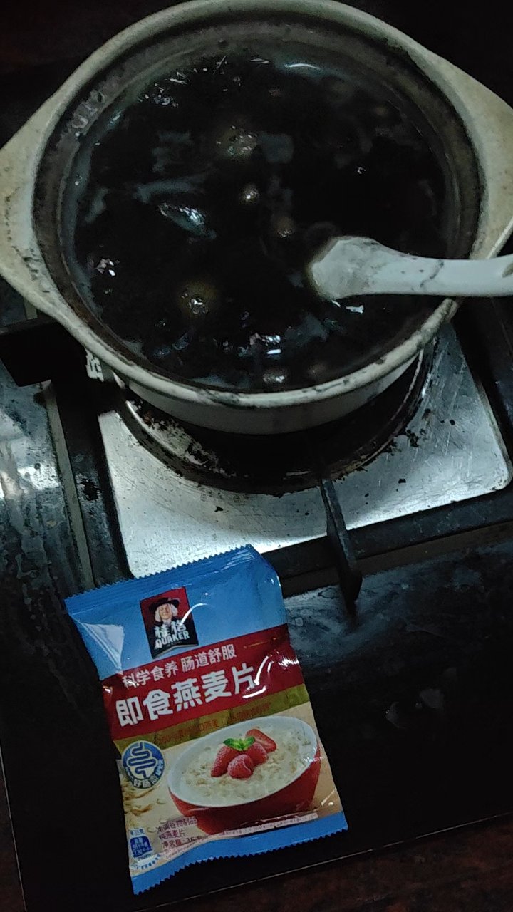 早餐新选择:黑豆芝麻燕麦粥