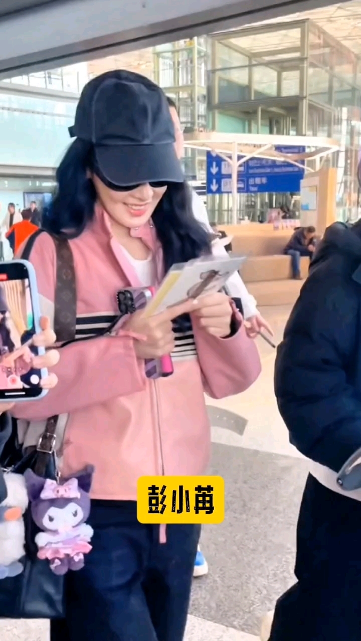 彭小苒出行路透,穿粉色上衣戴鸭舌帽,又酷又可爱!