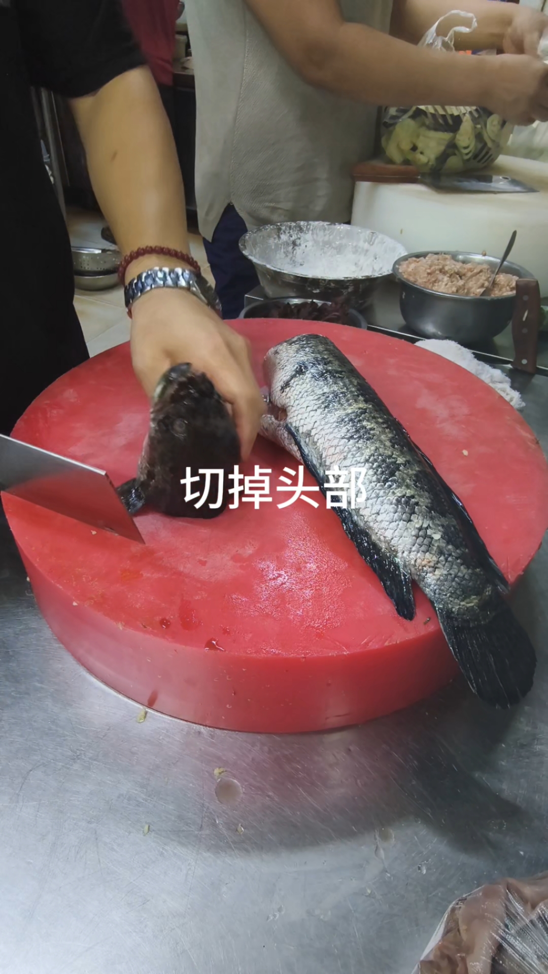 水煮鱼的改刀过程
