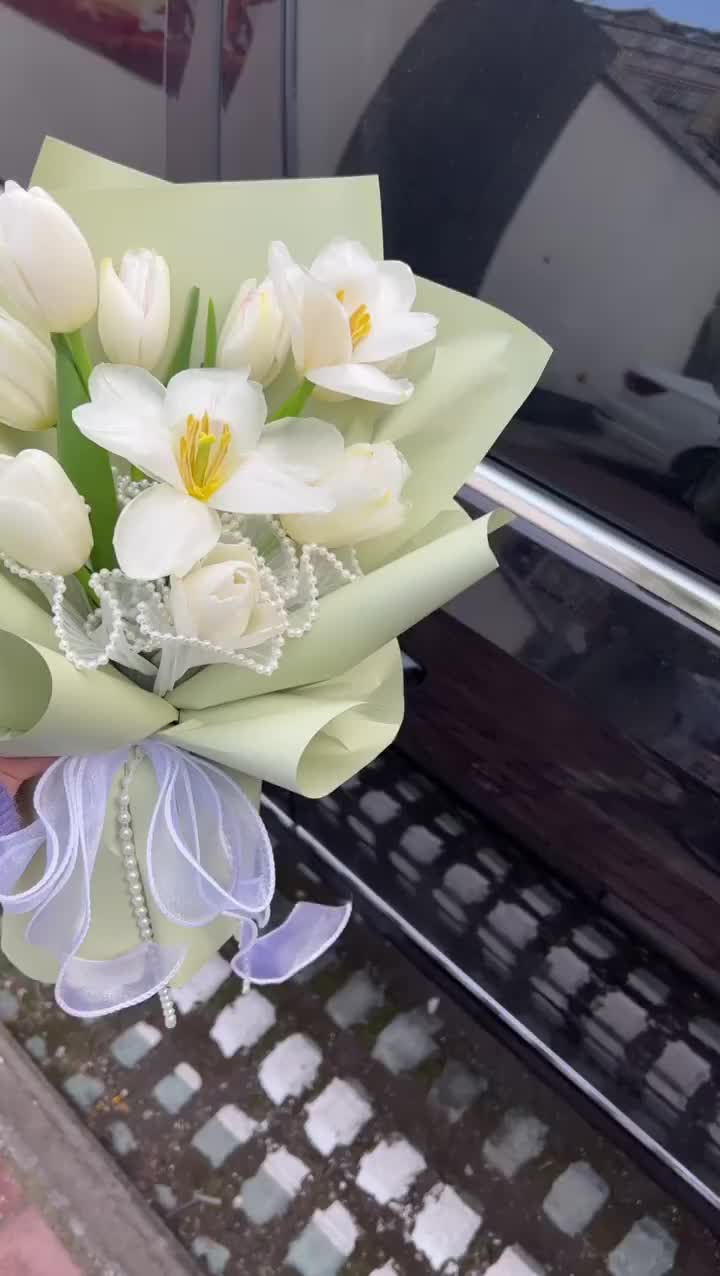 女神节白色郁金香花束