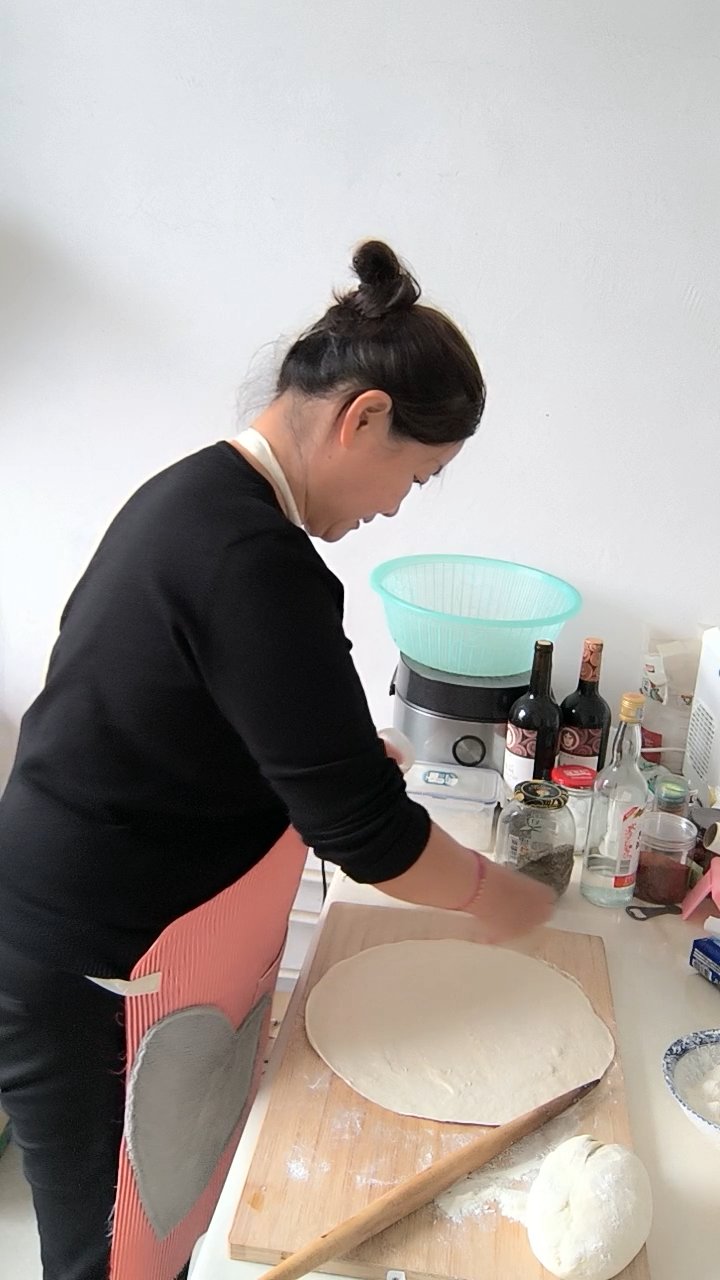 这就是河南农村生活,炕发面饼,玉米糁汤,好吃 ,走吃饭去。