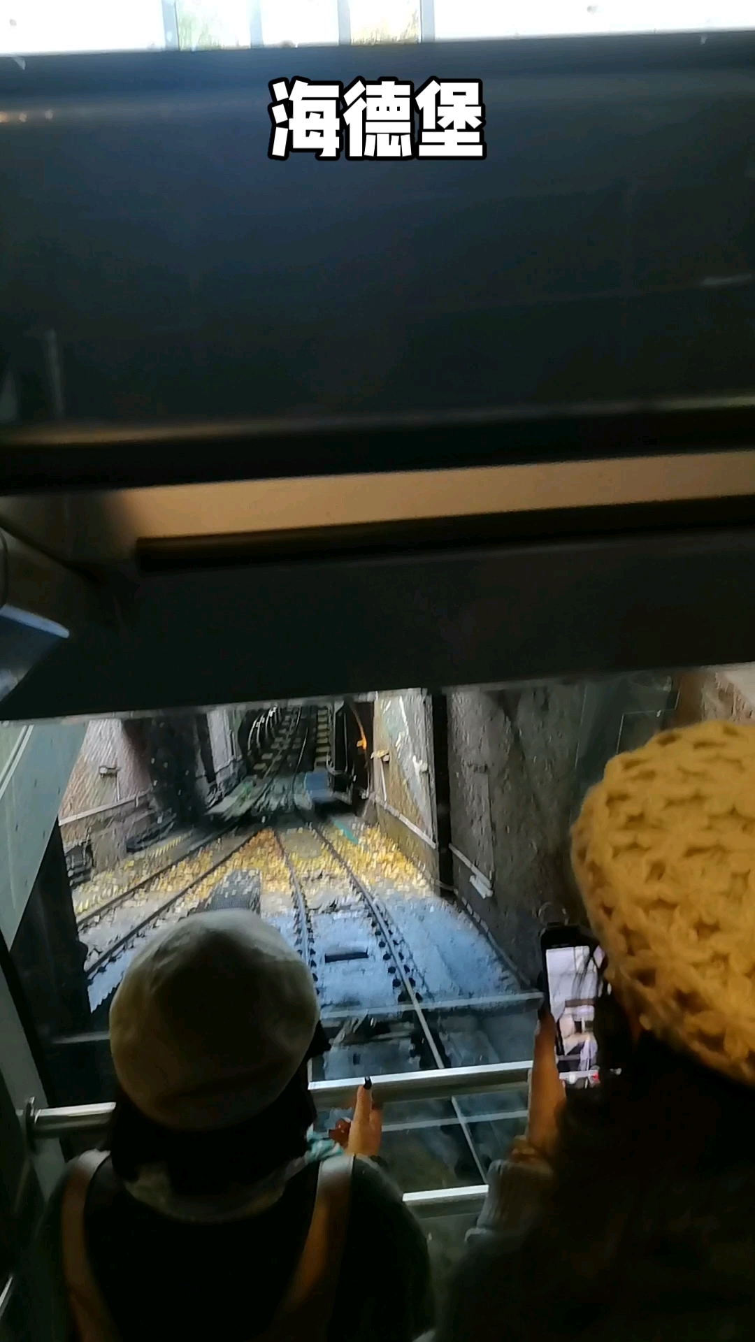 德国海德堡登山火车1890年建成,采用蒸汽压力推进.