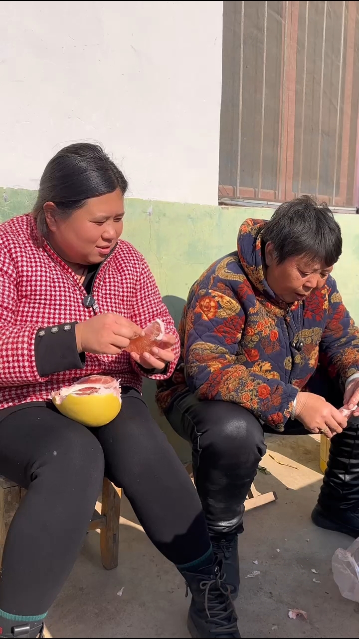 倪萍今天给妈妈做的大骨汤浓才好喝