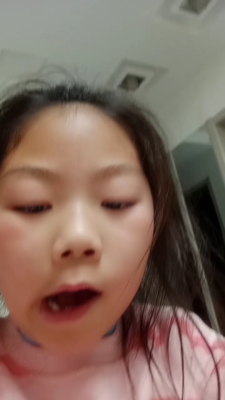 来玩DIY手机壳啦自己在妈妈的抽屉里找来一个空白的手机壳
